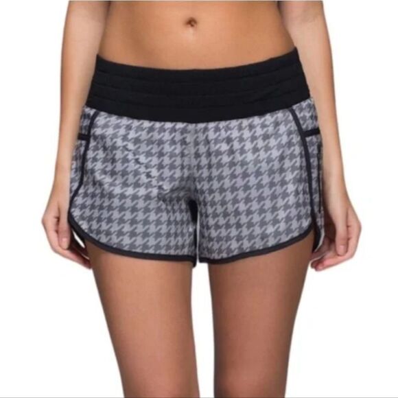 Lululemon Tracker Short II Giant Houndstooth 4” MR Sz 6 - Picture 10 of 10